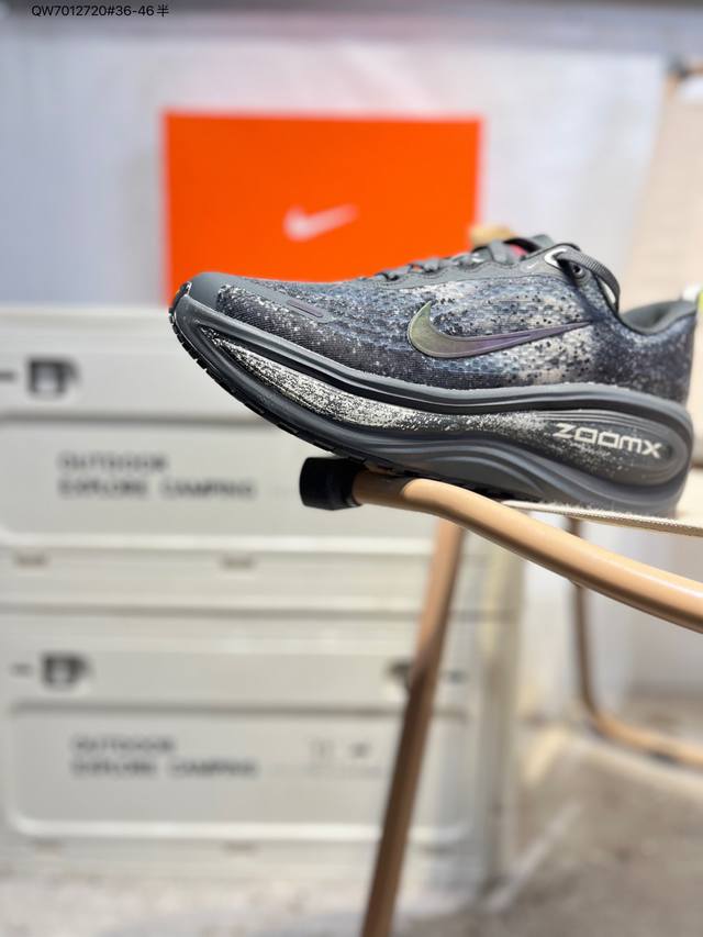 Nike Vomero plus 耐克 舒适减震防滑 低帮跑步鞋 全掌Reactx泡绵中底 前掌和后跟还配备了Air Zoom气垫单元 据说跑起来更快更舒适哦