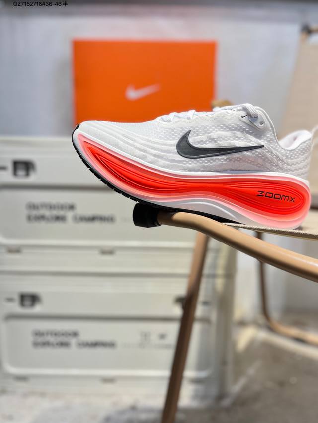 Nike Vomero plus 耐克 舒适减震防滑 低帮跑步鞋 全掌Reactx泡绵中底 前掌和后跟还配备了Air Zoom气垫单元 据说跑起来更快更舒适哦