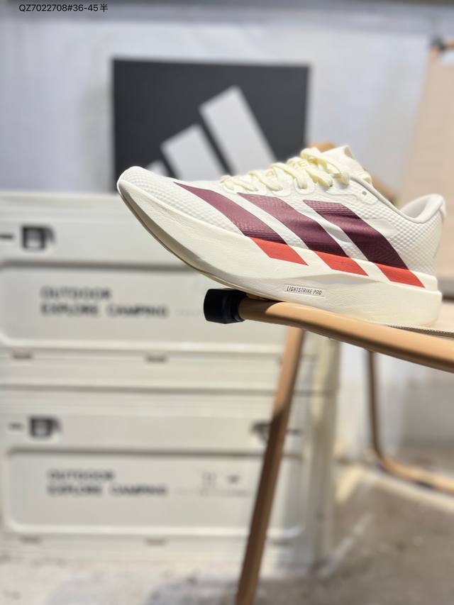 Adidas Adizero Evo Sl阿迪达斯 耐磨减震专业跑步鞋 无论是平时训练还是马拉松 让这款跑步鞋伴你畅快开跑 兼具舒适性和结构感 搭载Lights