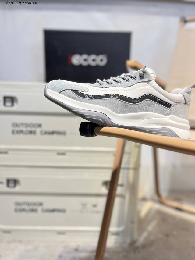 Ecco爱步男鞋轻便透气舒适耐穿 亲肤吸汗舒适内里 防滑防磨 持久干爽 简约粗绳系带 穿脱更加方便 柔韧防滑大底 鞋底立体凹槽 凹凸花纹加持 增强防滑减震性能