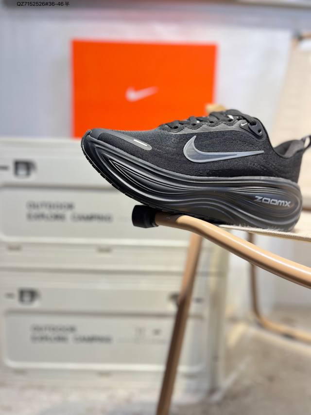 Nike Vomero plus 耐克 舒适减震防滑 低帮跑步鞋 全掌Reactx泡绵中底 前掌和后跟还配备了Air Zoom气垫单元 据说跑起来更快更舒适哦