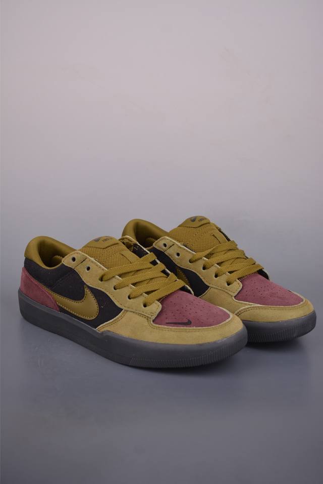 耐克Nike Sb Force 58 硫化杯底 传统篮球风格 原楦版型 Nike Sb Force 58 男 女滑板鞋采用包边设计 经久耐穿 硫化结构则有效提升