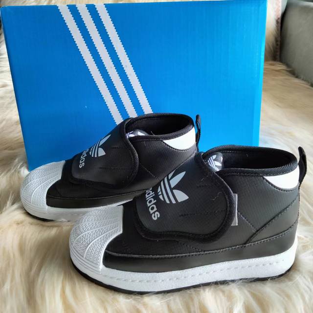 特价 不退换 Ad贝壳头高帮加绒童鞋 4个色:红，桔、灰、黑 冷冬来袭！快把这双小棉鞋安排上！ 都说脚暖和了人也会暖和起来！这双鞋子还是那子又轻又暖的那种！上脚