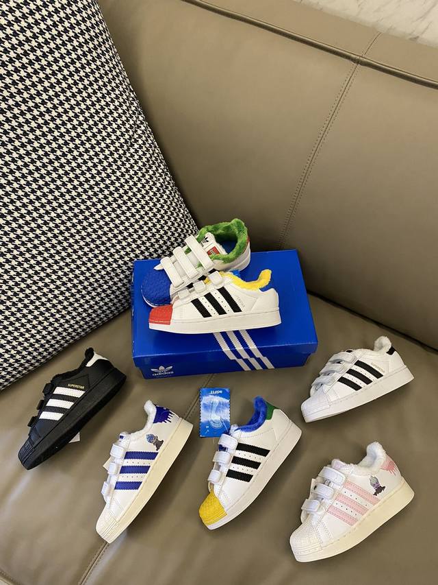 加绒贝壳头儿童魔术贴板鞋 22-37码 经典金标贝壳头款式加绒加厚超级贴心魔术贴设计，穿脱超级方便耐磨防滑橡胶大底，脚感超赞