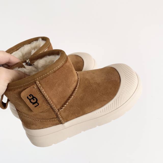 Ugg儿童中帮防滑雪地靴 经典Ugg明星款式 中帮款式设计，保暖防风 羊毛一体系列，质感满满 橡胶耐磨防滑大底，脚感超赞