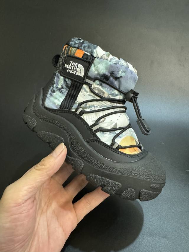 新色出货 北面羽绒面料皮毛一体防风防水儿童雪地靴加厚防滑保暖大棉鞋户外儿童雪地靴 Size：26-37码 采用防水布面料 保暖又舒适 松紧扣设计，穿脱简便 橡胶