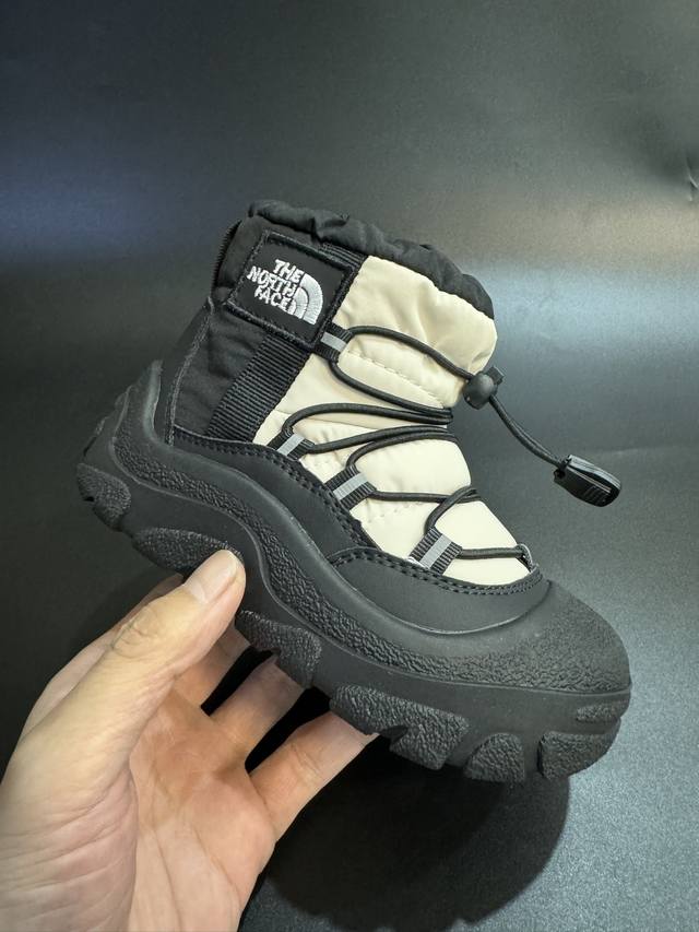 北面羽绒面料皮毛一体防风防水儿童雪地靴加厚防滑保暖大棉鞋户外儿童雪地靴 Size：26-37码 采用防水布面料 保暖又舒适 松紧扣设计，穿脱简便 橡胶耐磨防滑大