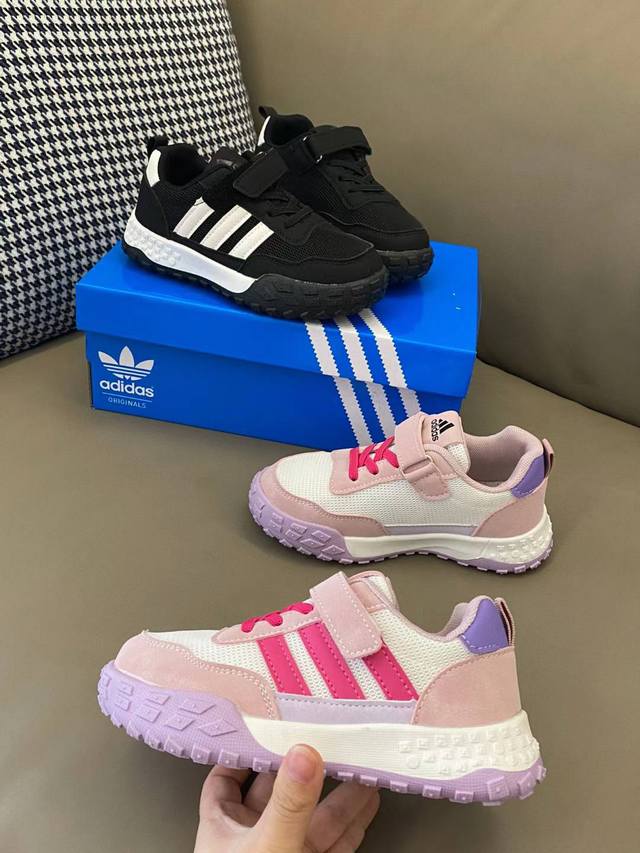 活动价 双十一 特价 码数齐全4000双现货 可退换 原图直出 被问了无数遍的Ad新款三条杠魔术贴网面运动鞋鞋面采用透气网面材质，舒适不闷脚让宝贝的双脚自由呼吸