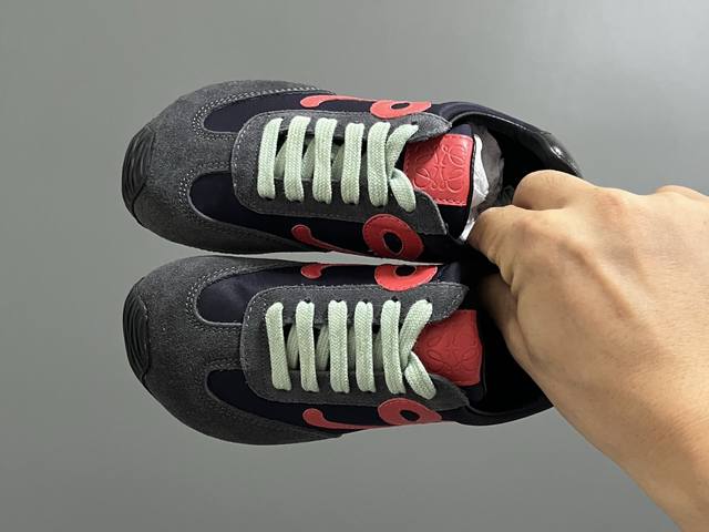 罗意威正确版鞋带儿童休闲鞋 Size：26-37码 经典罗意威款式 正确版不对称鞋头设计 优质皮料拼接，质感满满 附赠鞋带扣，穿脱超方便.. 橡胶耐磨防滑大底，