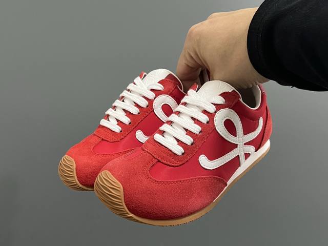 罗意威正确版鞋带儿童休闲鞋 Size：26-37码 经典罗意威款式 正确版不对称鞋头设计 优质皮料拼接，质感满满. 附赠鞋带扣，穿脱超方便. 橡胶耐磨防滑大底，