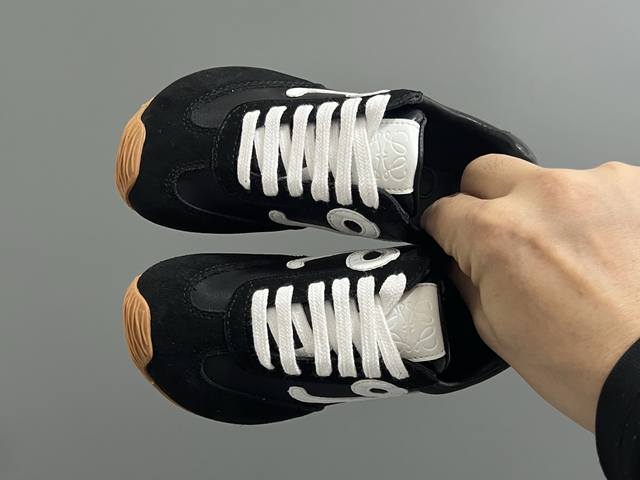 罗意威正确版鞋带儿童休闲鞋 Size：26-37码 经典罗意威款式 正确版不对称鞋头设计 优质皮料拼接，质感满满.. 附赠鞋带扣，穿脱超方便 橡胶耐磨防滑大底，