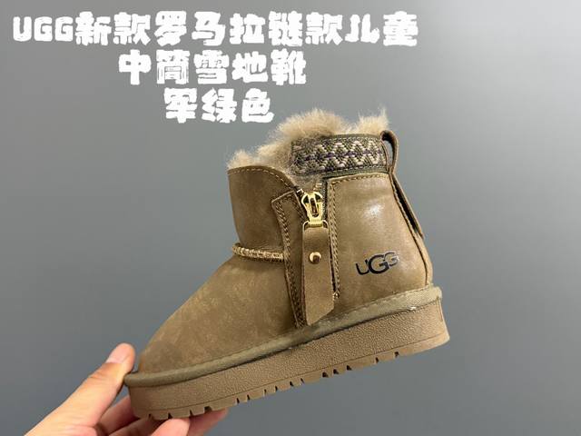 放 Ugg新款罗马拉链款儿童中筒雪地靴 Size：26-35码 经典Ugg羊毛一体罗马款 内里加绒，保暖舒适 拉链式设计，穿脱方便 橡胶耐磨防滑大底，脚感超赞