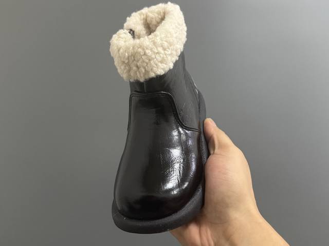 U家新款加绒保暖拉链式儿童马丁靴 Size：26-36码 经典Ugg新款 优质皮料拼接，质感满满 鞋口羊羔毛拼接，内里细绒，保暖又舒适