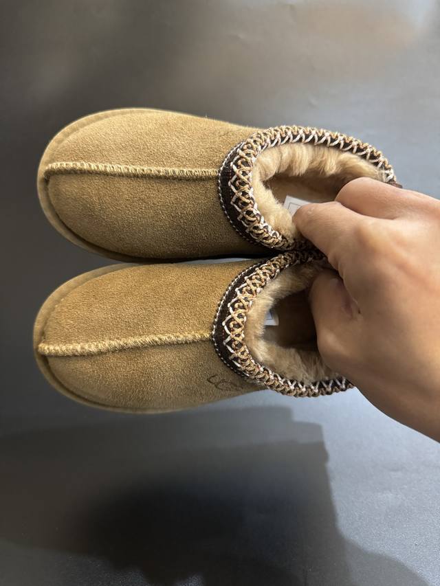 新色 Ugg民族风儿童低帮雪地靴 Size:25-37码 经典Ugg系列 民族风细节,质感满满 内里加绒加厚,保暖又舒适 橡胶耐克防滑大底,脚感超赞 新色 Ugg民族风儿童低帮雪地靴 Size:25-37码 经典Ugg系列 民族风细节,质感满满 内里加绒加厚,保暖又舒适 橡胶耐克防滑大底,脚感超赞