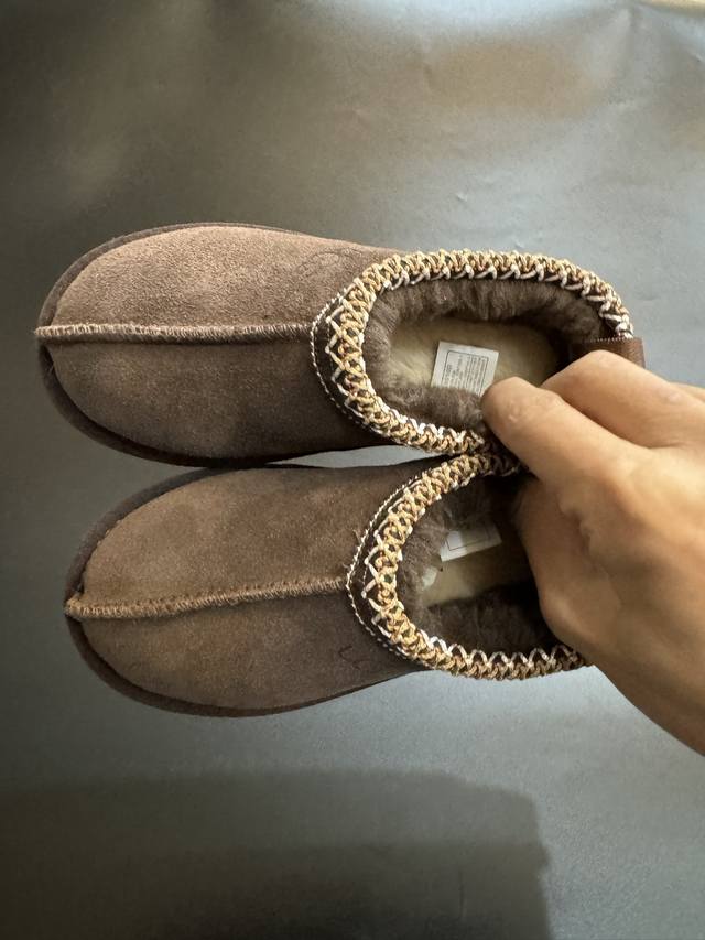 Ugg民族风儿童低帮雪地靴 Size:25-37码 经典Ugg系列 民族风细节,质感满满 内里加绒加厚,保暖又舒适 橡胶耐克防滑大底,脚感超赞 Ugg民族风儿童低帮雪地靴 Size:25-37码 经典Ugg系列 民族风细节,质感满满 内里加绒加厚,保暖又舒适 橡胶耐克防滑大底,脚感超赞