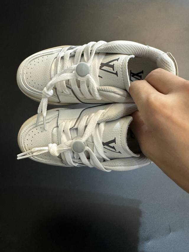Lv 新款时尚鞋带扣儿童板鞋 Size：26-37码 经典大牌板鞋 百搭又时髦防滑橡胶底 鞋带扣设计穿脱方便 优质皮料拼接，质感满满，，