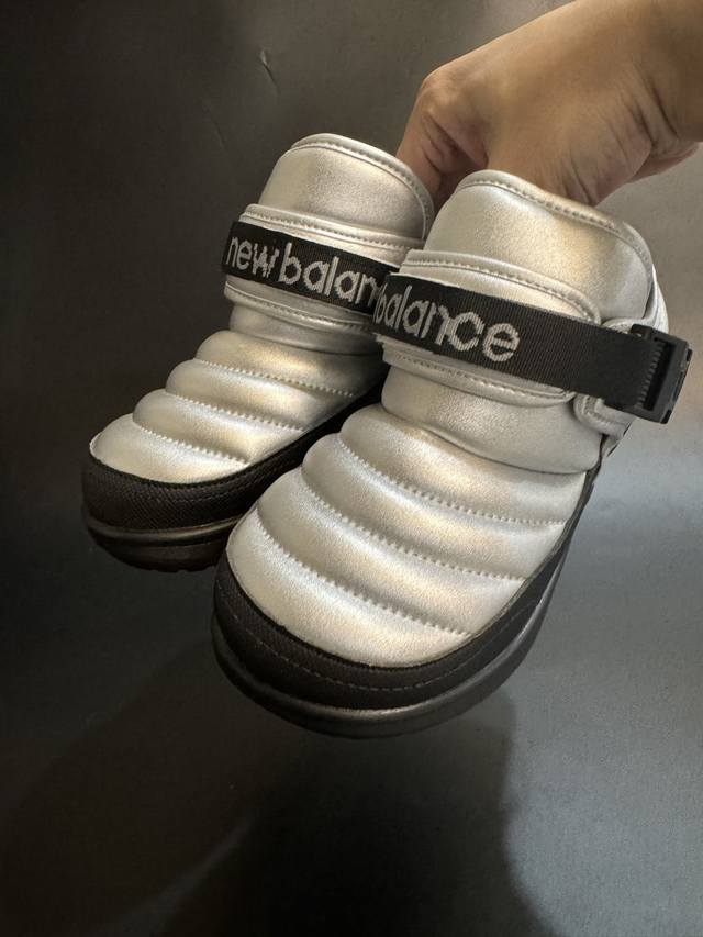 新色加绒Nb中帮卡扣防风儿童雪地靴 Size：24-39码 加绒款Nb中帮系列 内里加绒，保暖又舒适 卡扣设计，穿脱超方便 耐磨防滑大底，脚感超赞