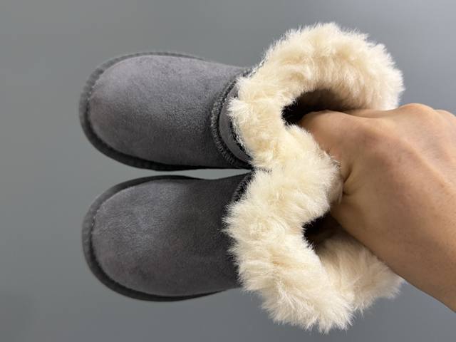 Ugg塔斯林民族风儿童中帮雪地靴 Size：25-37码 经典Ugg塔斯林民族风刺绣款 中帮款式，防风又时髦 内里加绒加厚，保暖又舒适 橡胶耐磨防滑大底，脚感超