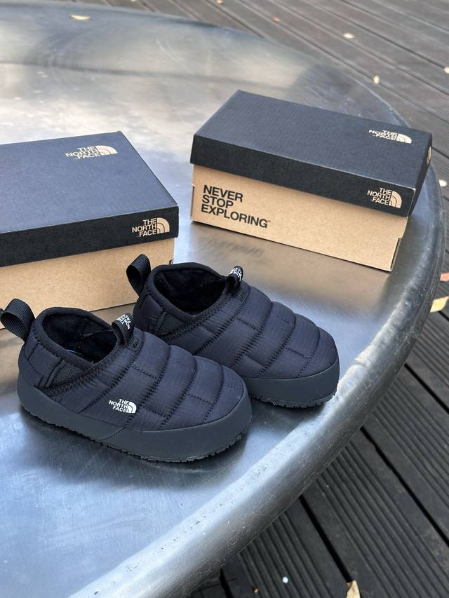 实拍细节–原相机直出原图 经典百搭的黑色 黑色羽绒鞋是日常穿起来最多的，内里绒毛毛，后脚跟还可以踩。