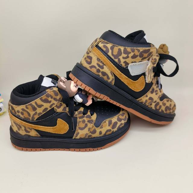 乔一中帮联名魔术贴儿童篮球鞋 Size：26-37码 经典乔一中帮款式 秋冬超合适 拉布布 魔术贴设计，穿脱方便 联名系列，豹纹细节印花超可爱