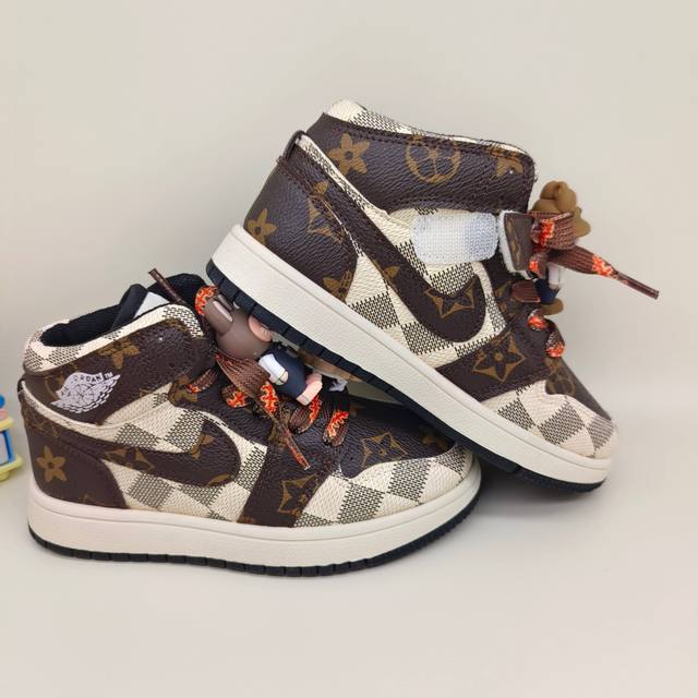 乔一中帮联名魔术贴儿童篮球鞋 Size：26-37码 经典乔一中帮款式 秋冬超合适 拉布布 魔术贴设计，穿脱方便 联名系列，细节印花超可爱