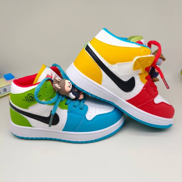 乔一中帮鸳鸯联名魔术贴儿童篮球鞋 Size：26-37码 经典乔一中帮款式 秋冬超合适 魔术贴设计，穿脱方便 联名系列，拉布布超可爱