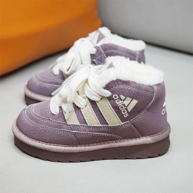 阿迪达斯 鲨鱼面包鞋雪地靴加绒 魔术贴粘扣系带儿童雪地靴 最新款内里加绒加厚超级暖和，Adimatic中高帮滑板鞋鞋底超级防滑耐磨 2色:黑色 紫色 尺码:27
