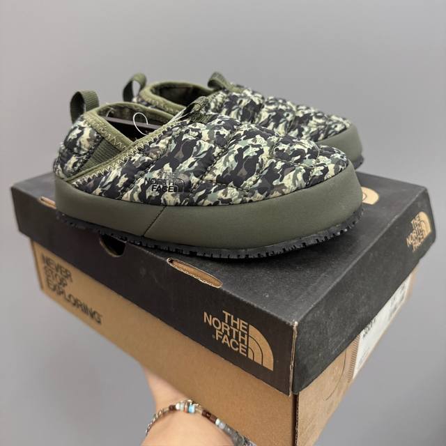 北脸面包鞋来咯24-35 真的洋气到爆历时一年终于见面啦极简舒适，软软绵绵蓄热御寒，保暖又可爱。一个精致的小宝贝，满满的慵懒感在寒冷的冬天让人眼前一亮我自留推荐