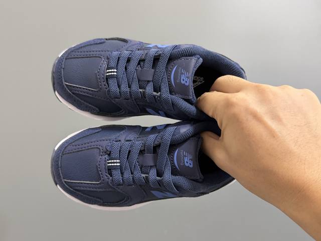 牛B新款530皮面儿童松紧带老爹鞋 Size：26-37码 经典Nb530皮面老爹 松紧带设计，穿脱超方便 优质皮革面料拼接，质感满满 原装橡胶耐磨防滑大底，脚