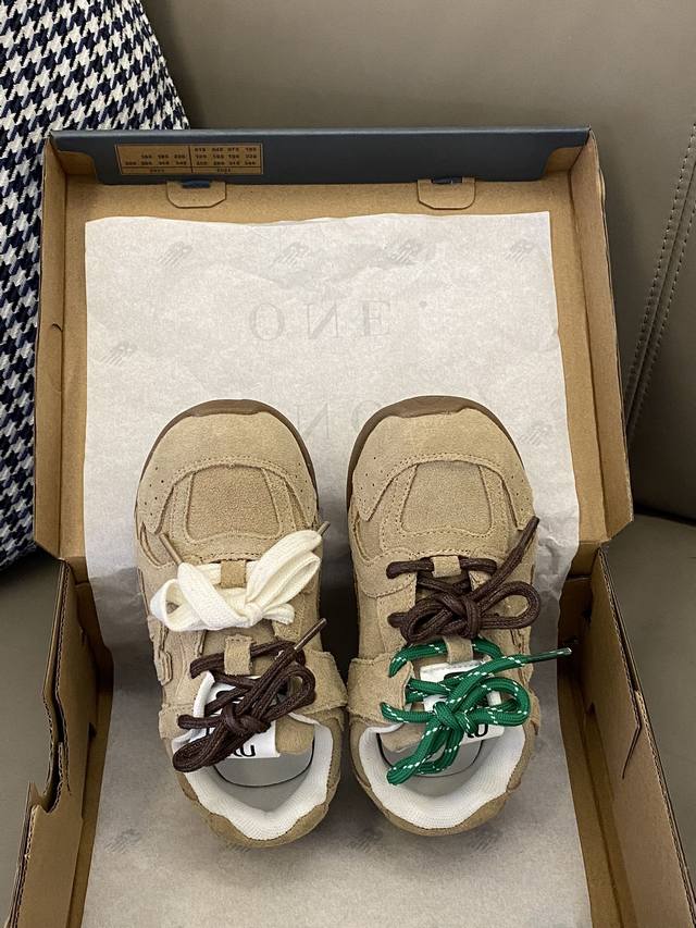 原图直出 谁懂这双Miumiu 童鞋的含金量啊 采用双鞋带+魔术贴设计，方便宝贝自己穿脱最主要的就是它脚感超级柔软舒适一整个惊艳住了