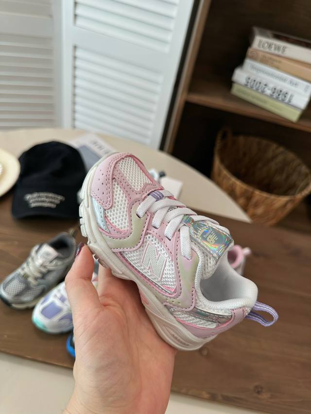 鞋头、前掌、足弓、后跟每一个区域都是根据宝宝足部成长需求设计的不同密度和硬度可以很好的分散脚底受力这样孩子走起路来更加稳定