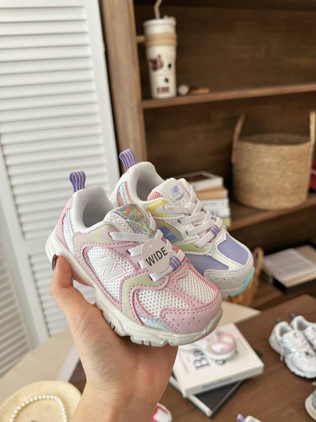 细节九宫格 好多细节真的让人服， 做工超精细！耐磨又透气 专门给小朋友设计的，性价比超高，而且特别好看，搭配衣服也特别有范儿！