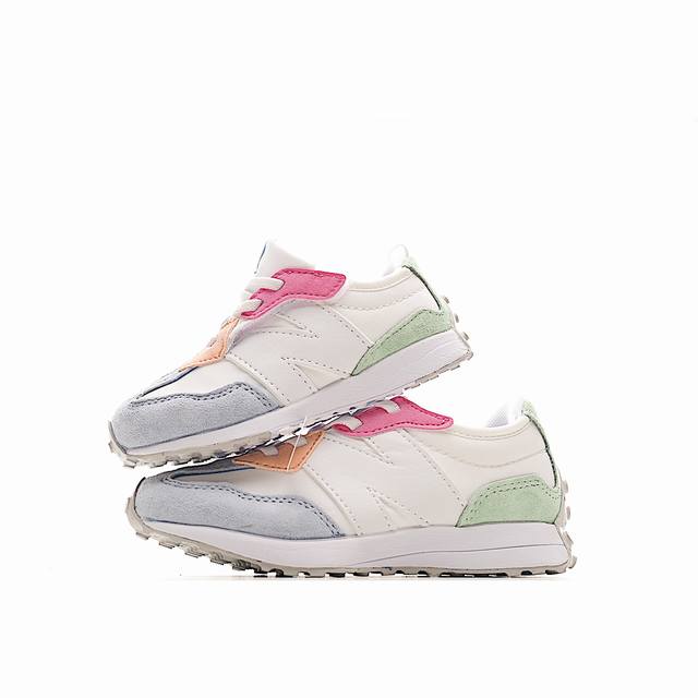 专为学龄前儿童设计，以复古经典设计和现代舒适相结合，宽版设计更贴合亚洲儿童脚型，提供更佳支撑。轻盈透气的材质让孩子行走更加舒适，独特的大底设计确保出色的抓地力和