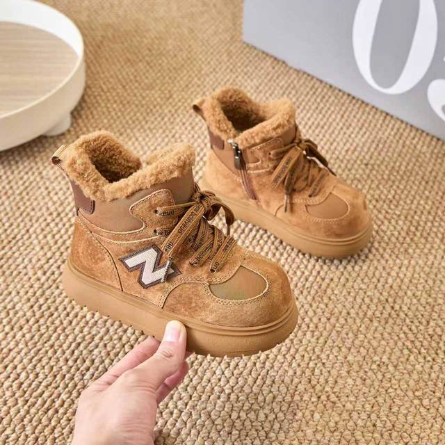 放 冬季新款Nb高帮卡皮巴拉大头儿童雪地靴加绒加厚棉靴面包鞋 加绒Nb高帮卡皮巴拉儿童雪地靴 Size：26–37 加绒款Nb高帮系列 内里加绒，保暖又舒适 侧