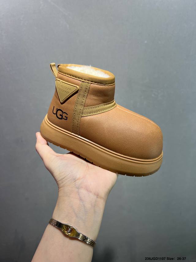 U家新款大标卡皮巴拉儿童雪地靴 Size：26-37码 经典Ugg系列 优质皮料拼接，质感满满 内里加绒保暖又舒适 经典大标，时尚又百搭