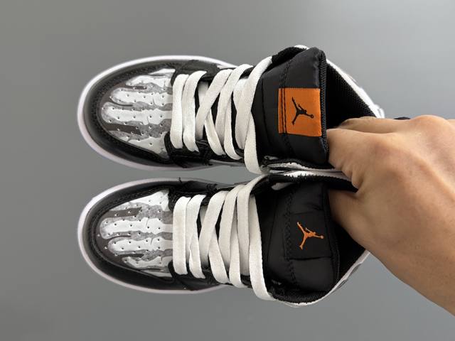 乔一头层联名中帮鞋带扣儿童运动鞋 Size：22-37.5码 经典乔一款式 优质面料拼接，质感满满 附赠一对鞋带扣，穿脱方便 橡胶耐磨防滑大底，脚感不言而喻