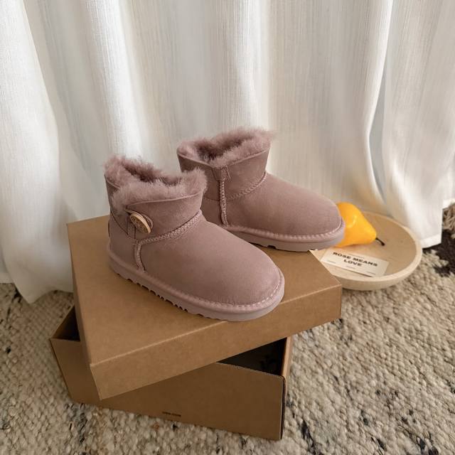 Ugg 3352羊皮毛一体童鞋款 高端精品 经典栗色 暮粉色 闭合方式：纽扣 尺码：25 27 29 31 33 纯羊皮羊毛内里+Eva大底