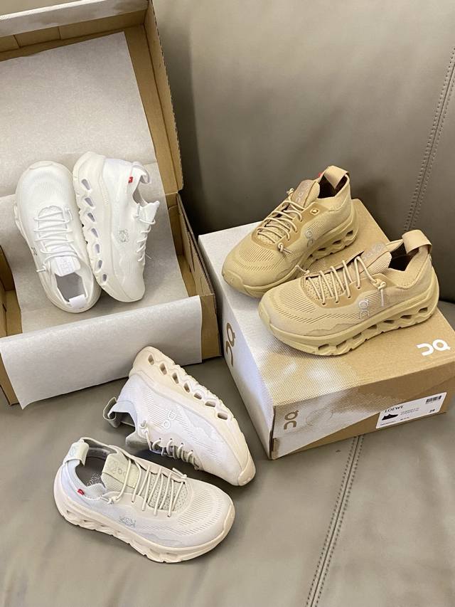 原图直出 鞋面采用高性能网眼布和编织物组成的多层鞋面 透气又舒适鞋底轻盈又高回弹力，脚感很舒服而且不用系鞋带很方便～ 全新颜色搭配真的让人很难不爱