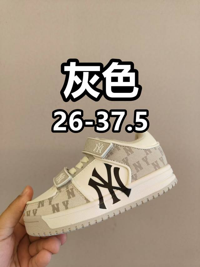 备战双十二特价 不退换 M家经典队标双魔术贴+松紧带儿童老爹鞋 Size:26-37.5码 Mlb新款队标 老爹款式设计,超级好看 网面拼接鞋面,透气舒适。 魔 备战双十二特价 不退换 M家经典队标双魔术贴+松紧带儿童老爹鞋 Size:26-37.5码 Mlb新款队标 老爹款式设计,超级好看 网面拼接鞋面,透气舒适。 魔