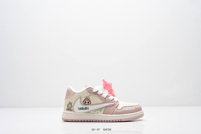 童鞋：时尚元素X Jordan Air Jordan Low 倒勾 “Labubu联名’‘，经典蓝白配色，融合了Travis Scott 独特的潮流风格，个性的