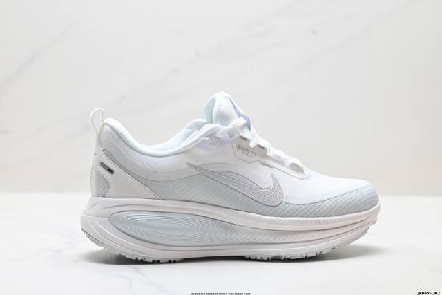 公司级Nike Vomero 18 Gtx 耐克 舒适减震防滑 低帮跑步鞋 全掌Reactx泡绵中底 前掌和后跟还配备了Air Zoom气垫单元 据说跑起来更快