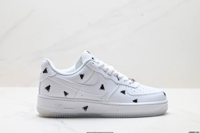 真标耐克Nike Air Force 1’07空军一号低帮百搭休闲运动板鞋。柔软、弹性十足的缓震性能和出色的中底设计，横跨复古与现代的外型结合，造就出风靡全球三