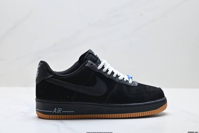 真标耐克Nike Air Force 1’07空军一号低帮百搭休闲运动板鞋。柔软、弹性十足的缓震性能和出色的中底设计，横跨复古与现代的外型结合，造就出风靡全球三