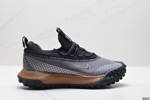 公司级Nike Acg Mountain Fly Gtx 耐克 户外登山系列越野跑鞋 全新户外鞋款 该款鞋沿袭前代高帮型版的设计传统 盈轻鞋面合结反光带鞋以及添