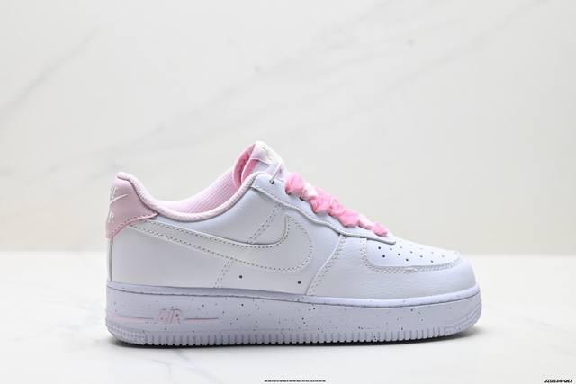 真标耐克Nike Air Force 1’07空军一号低帮百搭休闲运动板鞋。柔软、弹性十足的缓震性能和出色的中底设计，横跨复古与现代的外型结合，造就出风靡全球三
