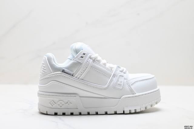 公司级Louis Vuitton Trainer Maxi 路易威登 小胖丁 圆头系带低帮 厚底板鞋 舒适防滑底和百搭性霸屏整个时尚娱乐圈 细节调整完美主义 鞋