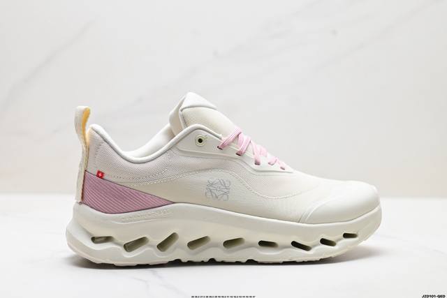 公司级Loewe X On昂跑Cloudtilt 罗意威 联名轻量运动休闲鞋 脚感很舒服 鞋底柔软且包裹性好 上脚显腿长 不管休闲还是运动都很百搭 是最好看最显