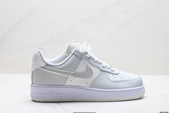 真标耐克Nike Air Force 1’07空军一号低帮百搭休闲运动板鞋。柔软、弹性十足的缓震性能和出色的中底设计，横跨复古与现代的外型结合，造就出风靡全球三