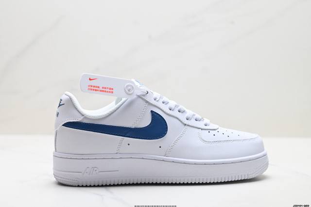 真标耐克Nike Air Force 1’07空军一号低帮百搭休闲运动板鞋。柔软、弹性十足的缓震性能和出色的中底设计，横跨复古与现代的外型结合，造就出风靡全球三