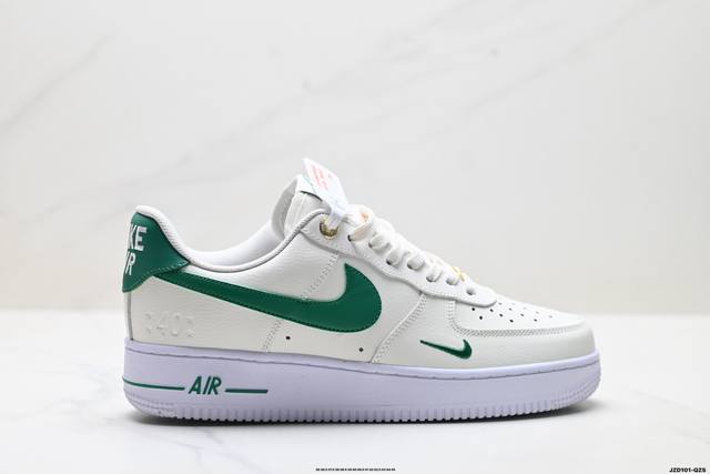 真标耐克Nike Air Force 1’07空军一号低帮百搭休闲运动板鞋。柔软、弹性十足的缓震性能和出色的中底设计，横跨复古与现代的外型结合，造就出风靡全球三